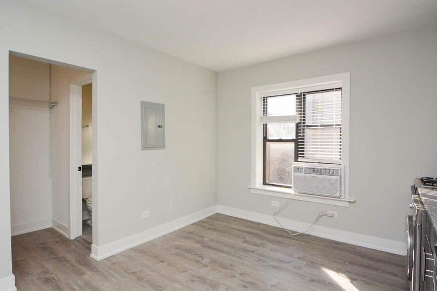 Building Photo - 533 W Belden Ave