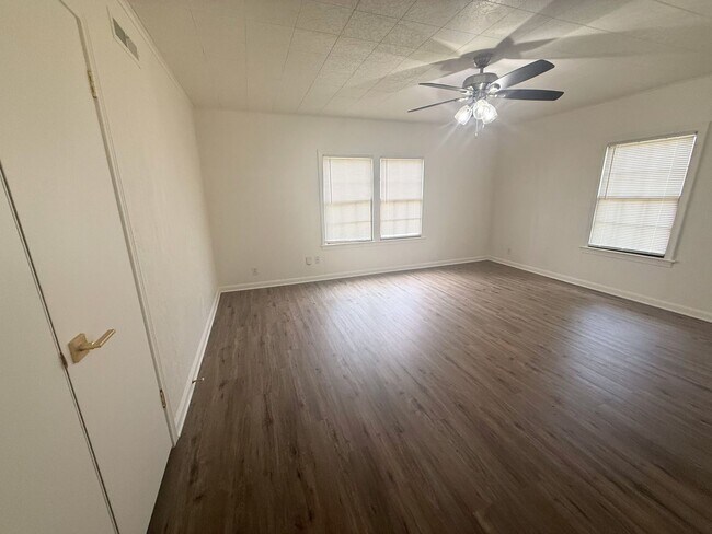 Building Photo - Cozy 3 bedroom, 2 bathroom home in Lake Charles