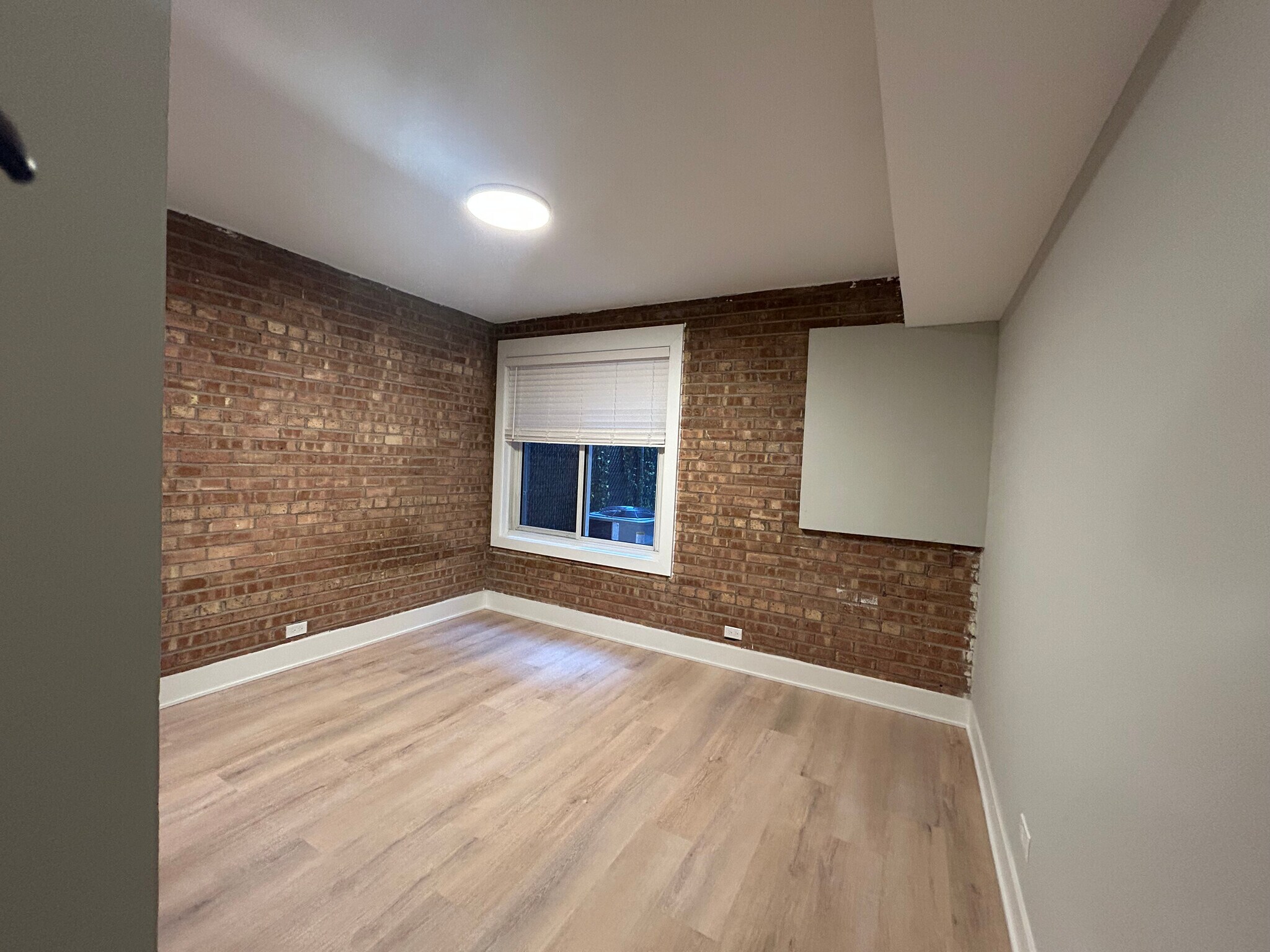 Building Photo - 1254 N La Salle Dr