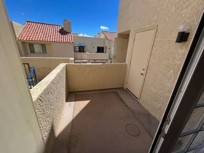 Building Photo - One Bedroom Condo on River!!