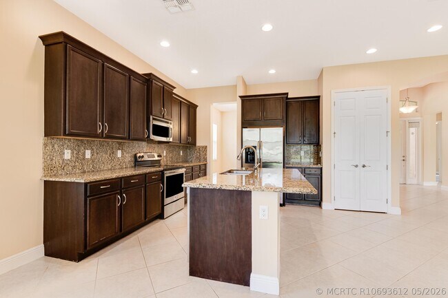 Building Photo - 2805 Bellarosa Circle