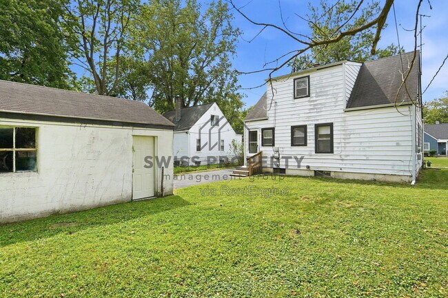 Building Photo - 1590 Vendome Dr S