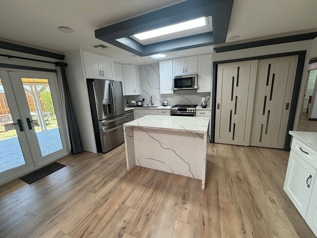 Building Photo - Beautifully Remodeled 3-Bedroom Single-Sto...