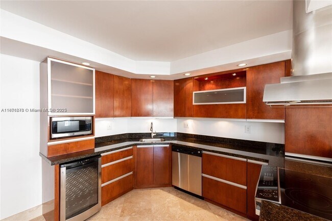 Building Photo - 1408 Brickell Bay Dr