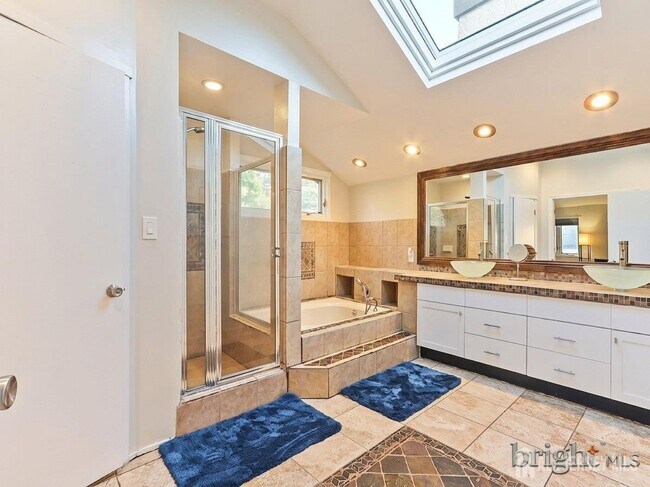 Building Photo - 540 Sayre Dr
