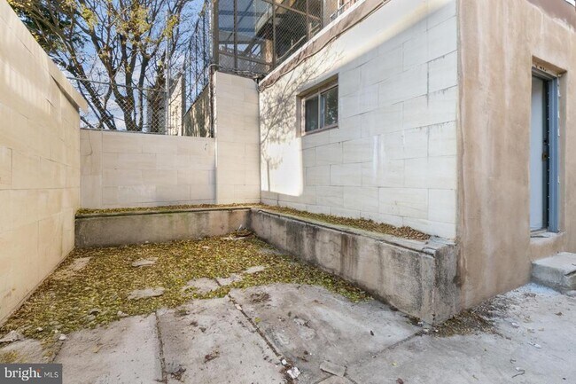 Building Photo - 1704 W Girard Ave