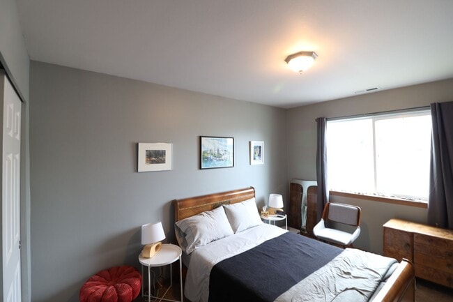 Building Photo - 4 Bed 2.5 Bath - Fully Fenced - Pet Friend...
