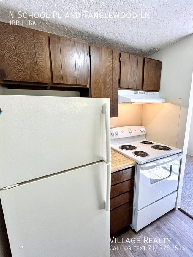 Building Photo - MOVE-IN READY! Top Floor! Roomy 1-Bed with...