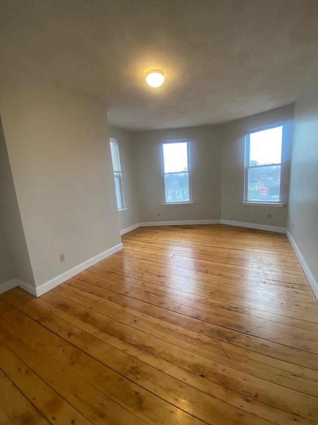 Building Photo - 10 Belmont St