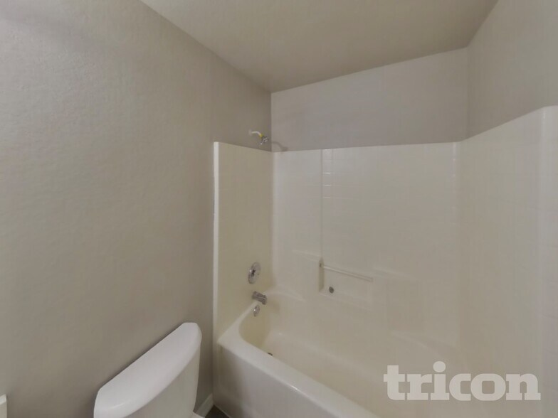 Building Photo - 909 Zoe St