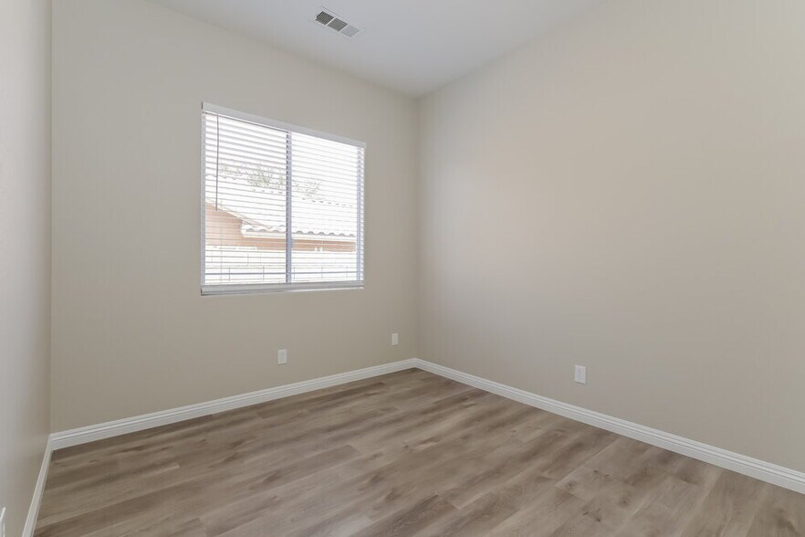 Building Photo - 2211 Maple Shade St