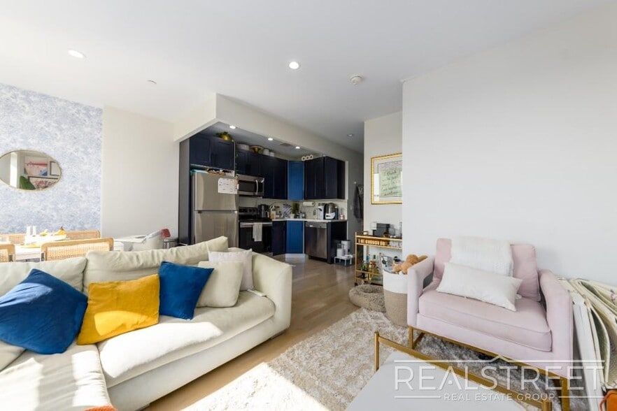 Building Photo - Stunning Renovated 2BR in Bushwick with Stylish Finishes & Spacious Layout