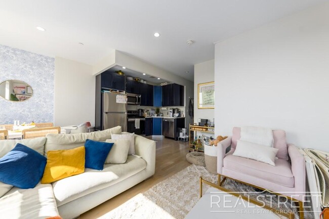 Building Photo - Stunning Renovated 2BR in Bushwick with St...