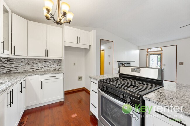 Building Photo - 3 Bedroom 2 Bathroom Family Ready Home