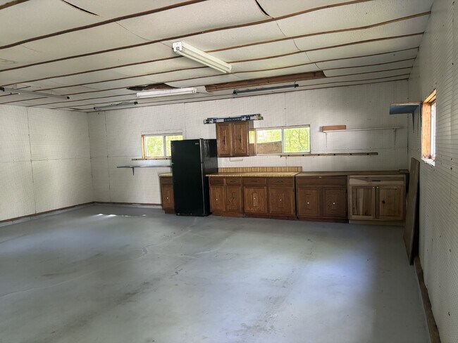 Building Photo - 545 Roselawn Dr