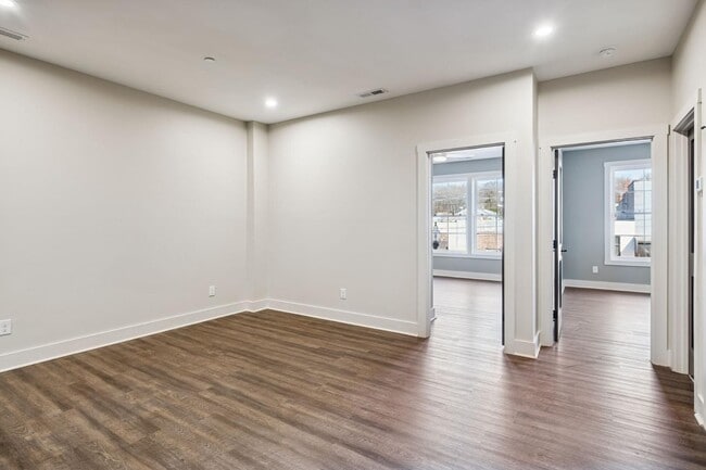 Building Photo - 120 N Main St