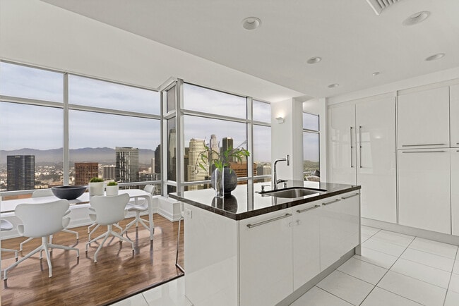 Building Photo - 900 W Olympic Blvd