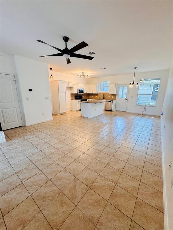Building Photo - 402 Crater Lake Dr