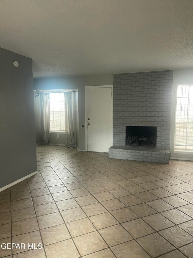 Building Photo - 8614 Mettler Dr