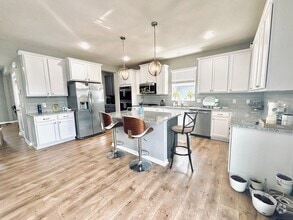 Building Photo - Stunning 5bed/3 1/2 bath Home in Shakopee!
