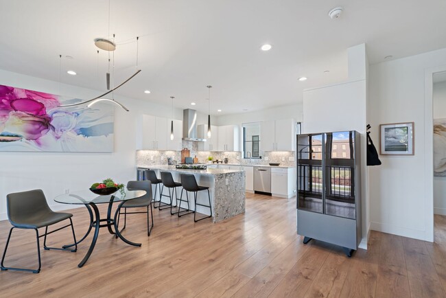 Building Photo - LUX 3BD, 5BA Townhome Near Cherry Creek, C...