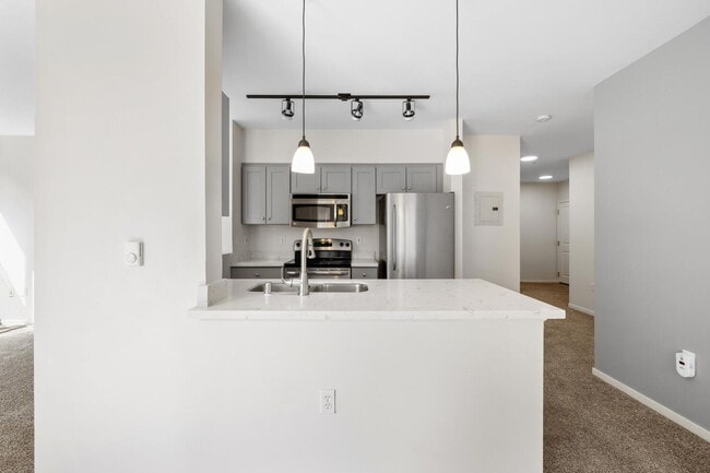 Building Photo - Beautiful 2 Bed 1.75 Bath Condo in Downtown Bellevue