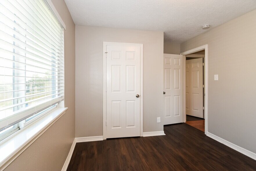 Building Photo - 2014 Harbour Cove Dr