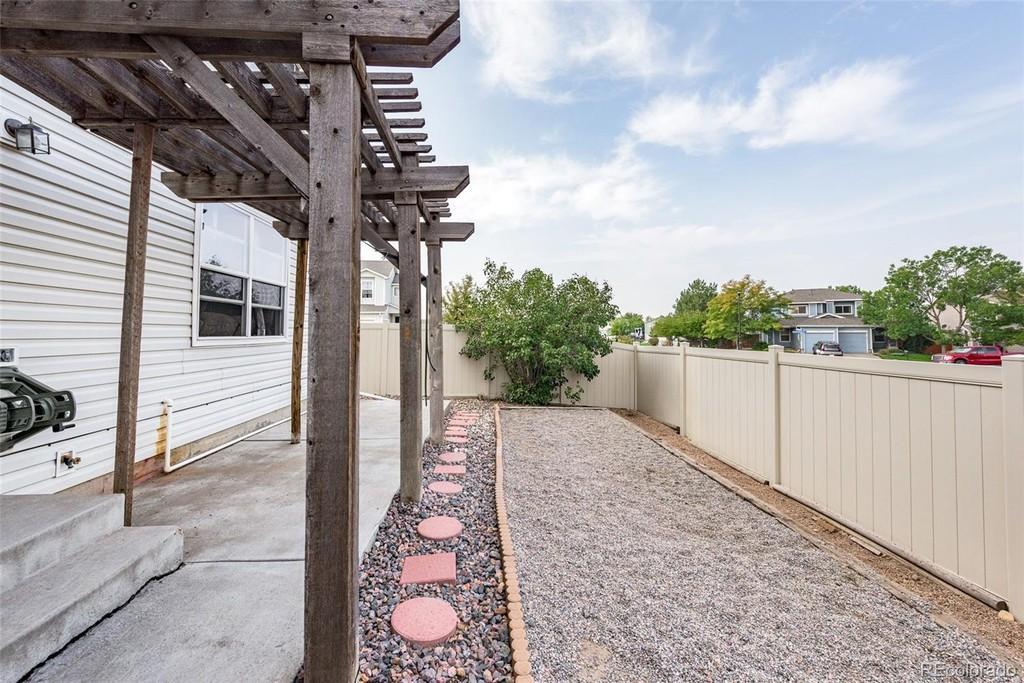 Building Photo - 899 Canary Ln