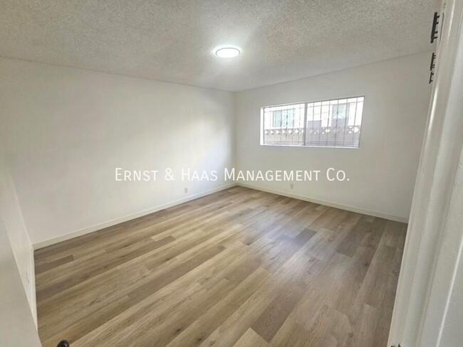 Building Photo - Renovated Spacious 2 Bedroom 1 Bathroom Ap...