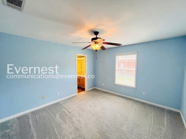 Building Photo - 3 Bed/2 Bath Home with Garage / Pet-Friendly / Vouchers Accepted / Available Now!