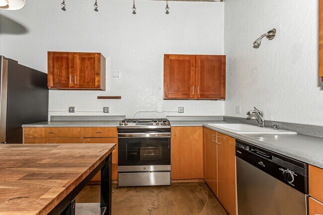 Building Photo - 2 Bedroom Condo Available In West Clawson Lofts!