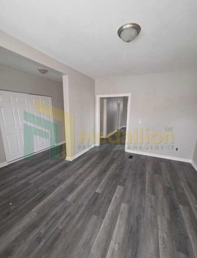 Building Photo - 4-Bedroom Duplex Downstairs unit in 2-Flat with Parking