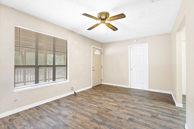Building Photo - Move-In Ready 3-Bedroom Home in Beautiful Lakehills