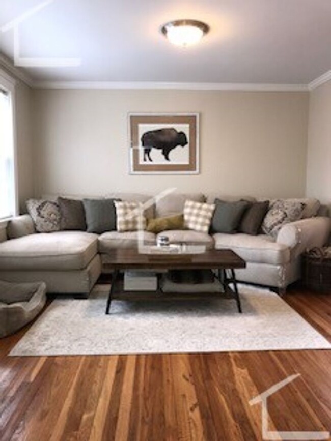 Building Photo - Spacious 3 bedroom with parking & water in...