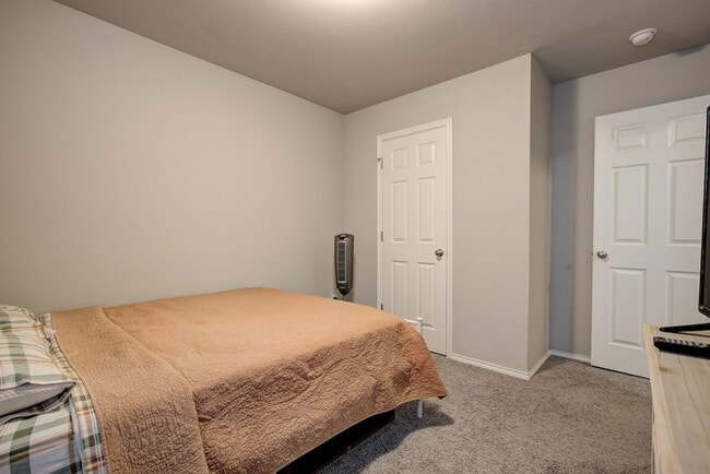 Building Photo - 3 bed 2 bath 2 car garage only two years o...