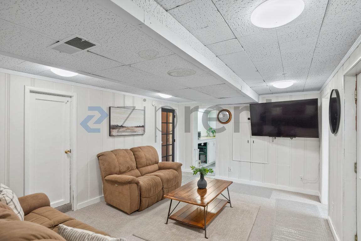 Building Photo - 1337 Acacia St