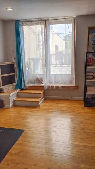 Living Room w/ door to deck - 1017 N 4th St