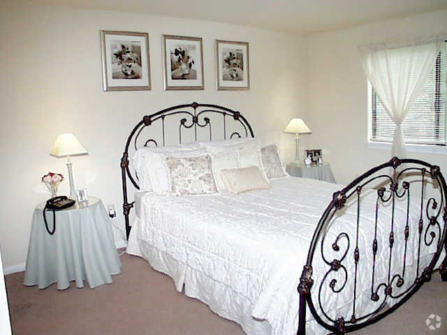 Bedroom - Sprucewood Apartments