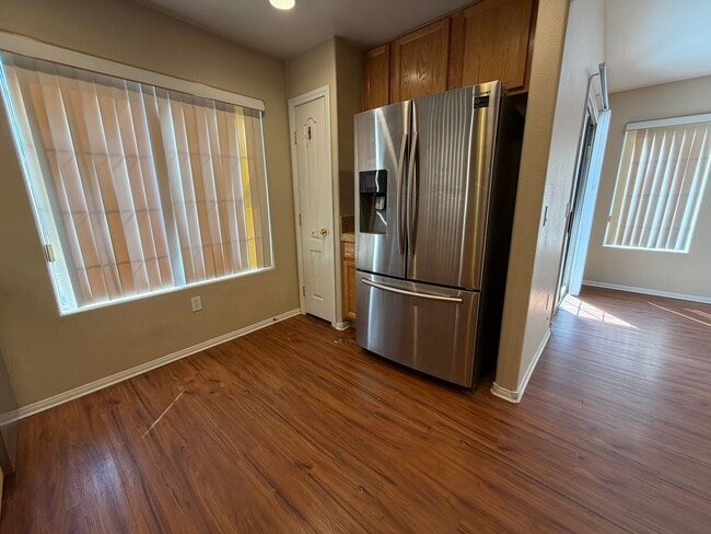 Building Photo - Gorgeous 2 bedroom townhouse Ready for immedate move-in!