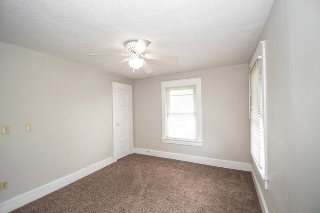 Building Photo - "Charming 3-Bed Duplex Retreat on E Ohio S...