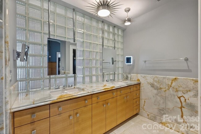 Building Photo - 1124 Dilworth Crescent Row