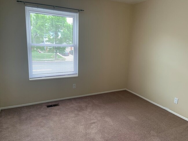 Building Photo - Spacious Sandy 3 Bedroom!