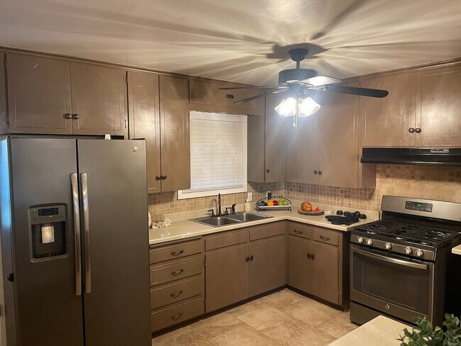 Building Photo - 3 BEDROOM NEAR BONHAM MIDDLE SCHOOL, EASY COMMUTE