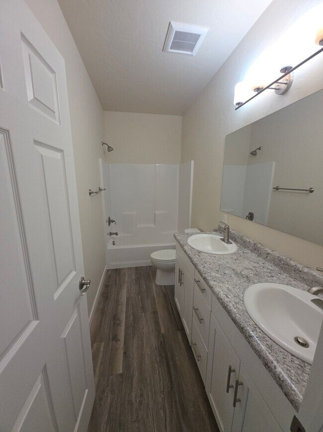 Building Photo - 3 Bed 2.5 Bath PRIME location Townhome!!