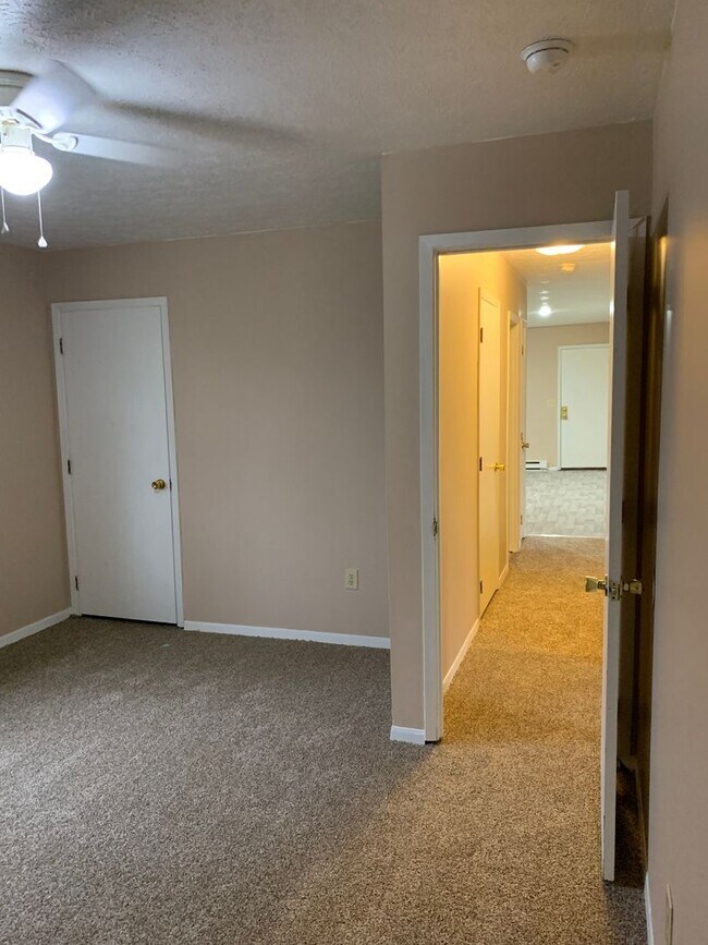 Building Photo - 3 Bedroom 1 Bath House in Davisville