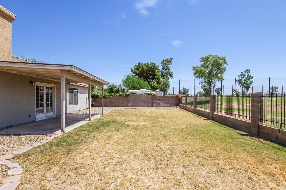 Building Photo - 8727 W Sierra Vista Dr