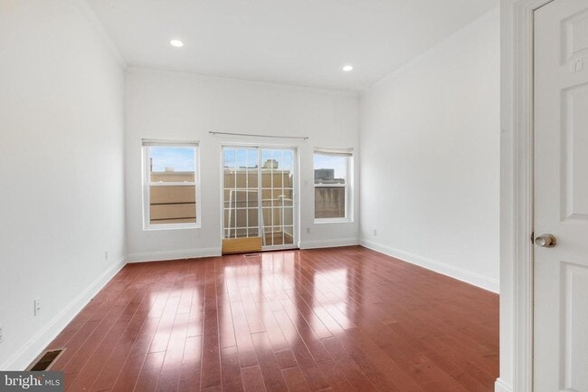 Building Photo - 5 W Girard Ave