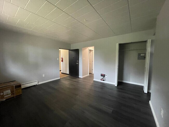 Building Photo - Updated 1 Bedroom in Bellevue with Off Str...