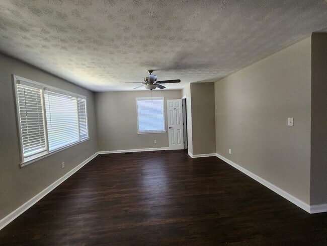 Building Photo - 3 Bedrooms 1.5 Baths Carport - Midtown