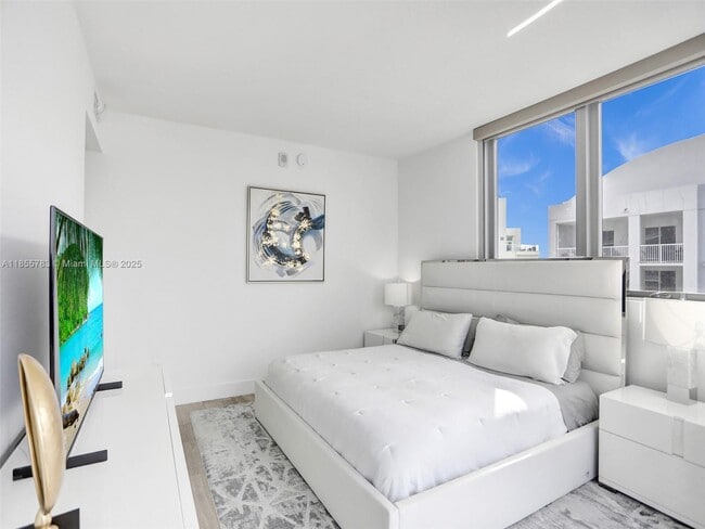 Building Photo - 1300 Brickell Bay Dr